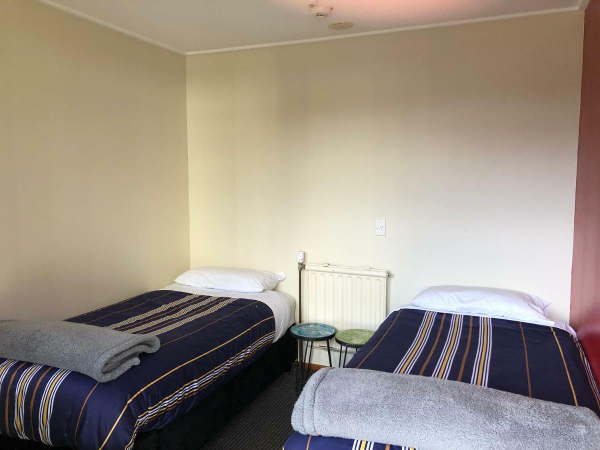 A Pousada Stewart Island Backpackers Half-moon Bay Exterior foto