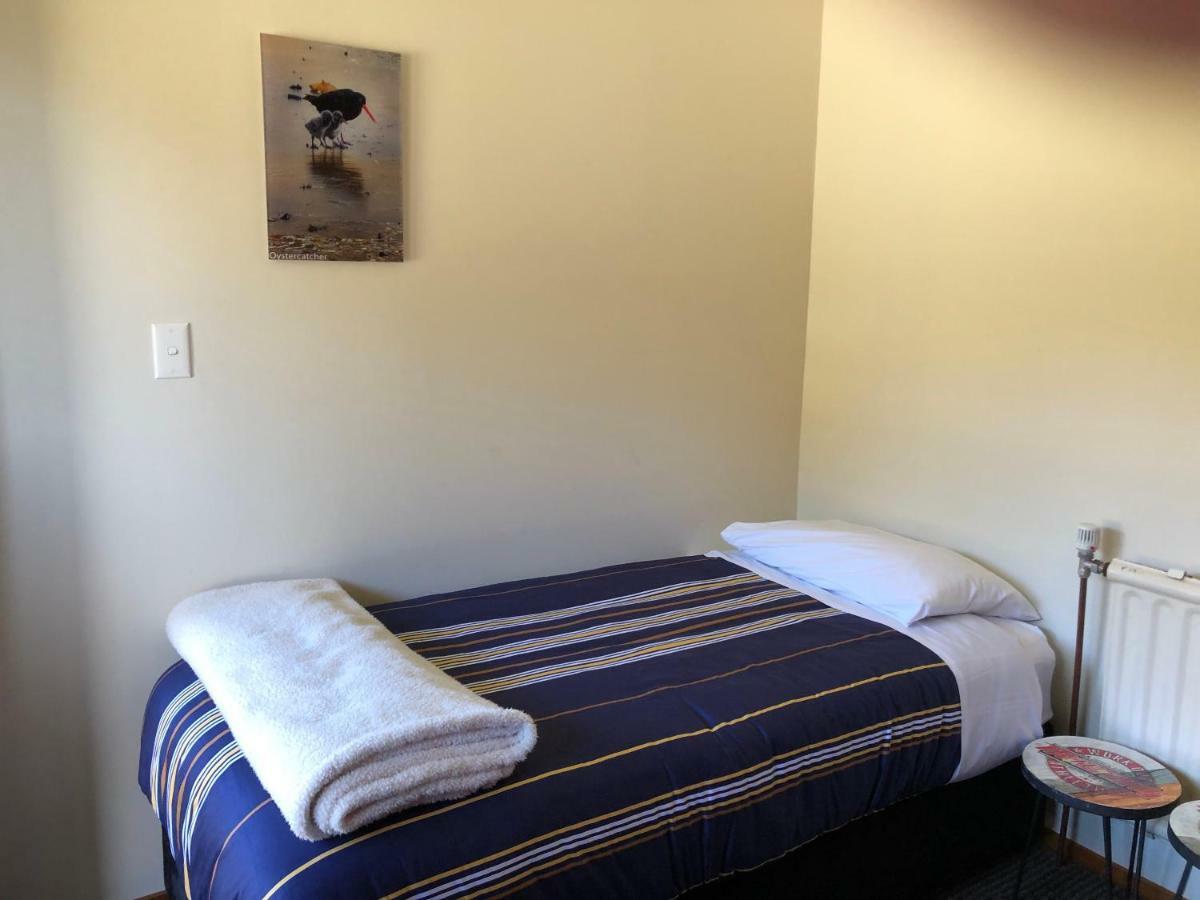 A Pousada Stewart Island Backpackers Half-moon Bay Exterior foto